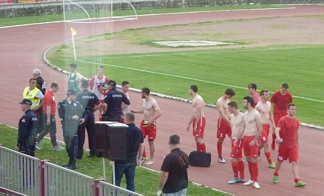 Predaja dresova navijacima