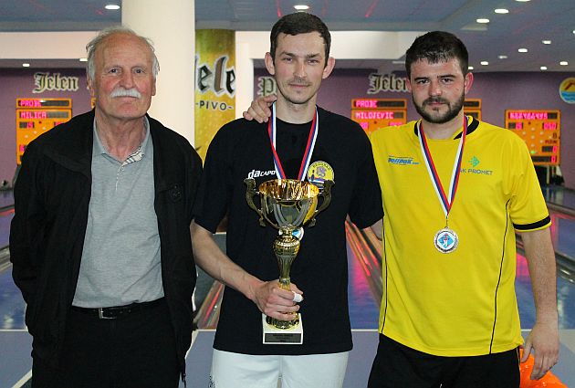 Milinković (desno) zajedno sa pobednikom Juhasom i predsednikom KSS-a Dragojlovićem