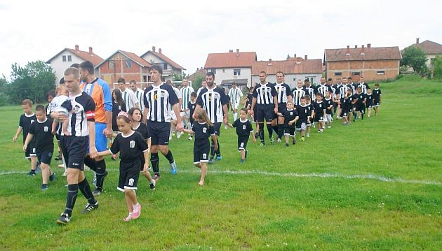 Izlazak na teren pred utakmicu Erdoglija - Sumarice 2008