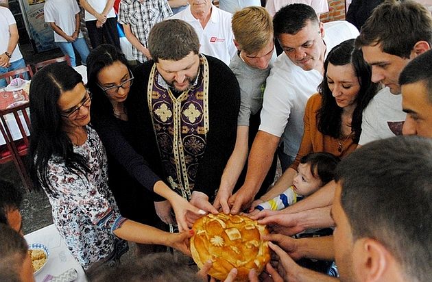 Secenje slavskog kolaca