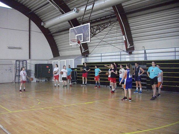 Mlade košarkšice Radničkog na treningu sa Jelenom Milovanović