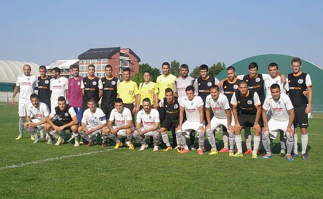 Zajednički snimak fudbalera Drine (beli dresovi) i Šumadije 1903 pred njihov prvi susret u Kragujevcu