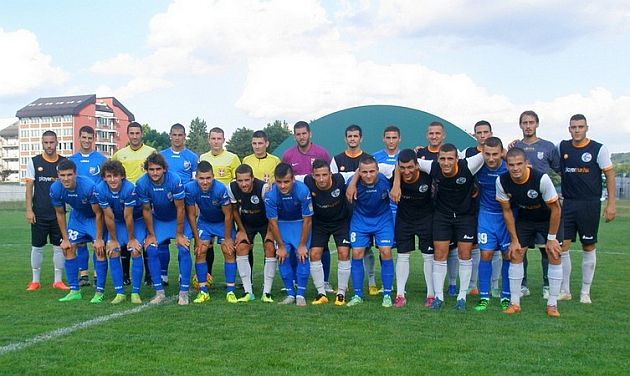 : Fudbaleri Šumadije 1903 (crni dresovi) i Jagodine pre početka utakmice na Bubnju