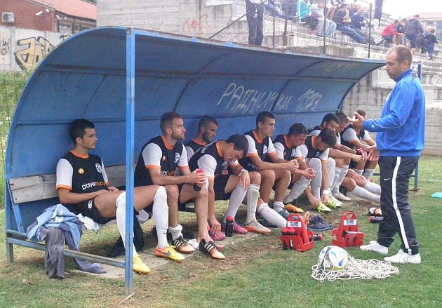 Fudbaleri Sumadije 1903 sa trenerom Tufegdzicem u pauzi