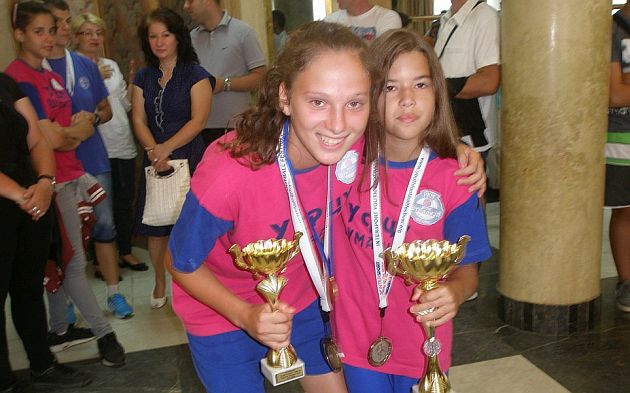 Kapiten Biljana Ilic (15) i Elena Krstic( 10) najmladja Sumadinka