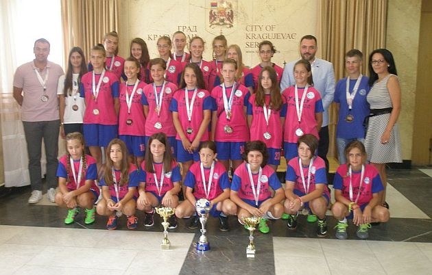 Mlade fudbalerke Sumadije sa trenerima i predsednicom u Skupstini grada