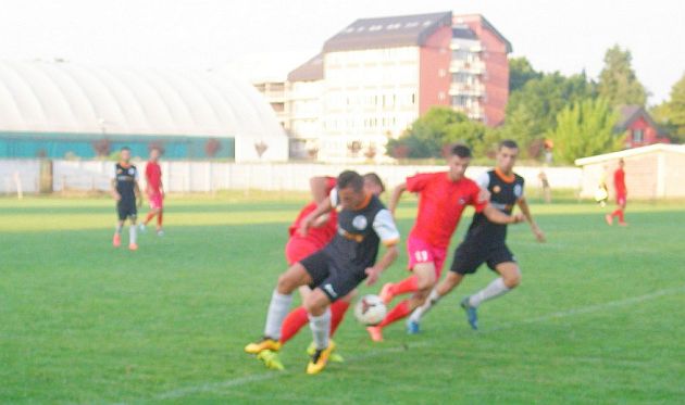 Fudbaleri Šumadije 1903 (crni dresovi) postigli su danas dva pogotka u duelu srpskoligaša na Bubnju  