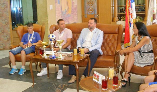 Treneri Sumadije 1903 Arsenijevic i Filipovic i predsednica Miloradovic sa Urosevicem