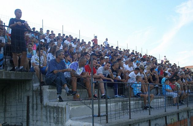 Pune tribine na Bubnju