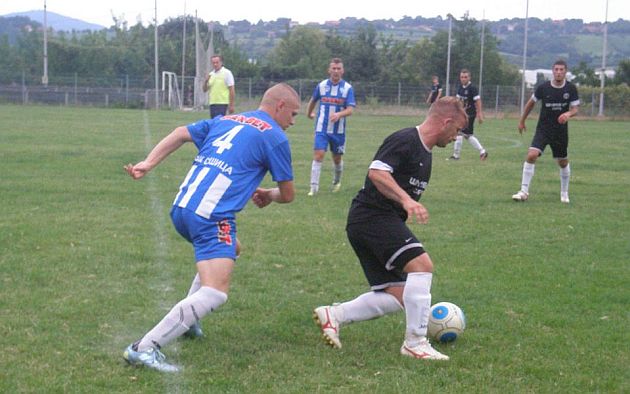 Stefanovic (sa loptom)  doveo Arsenal u vodjstvo za 7.08.2016