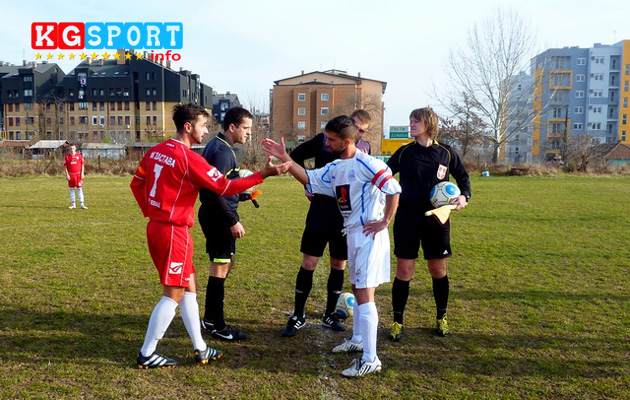 Kapiteni Milosevic (Zastava) i Bozic (Bagremar) sa sudijama copy