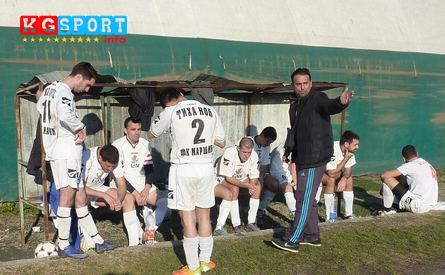 Ivica Vukosavljevic, sa igracima Marsica u pauzi izmedju dva poluvremena, za 4.12.2016 copy